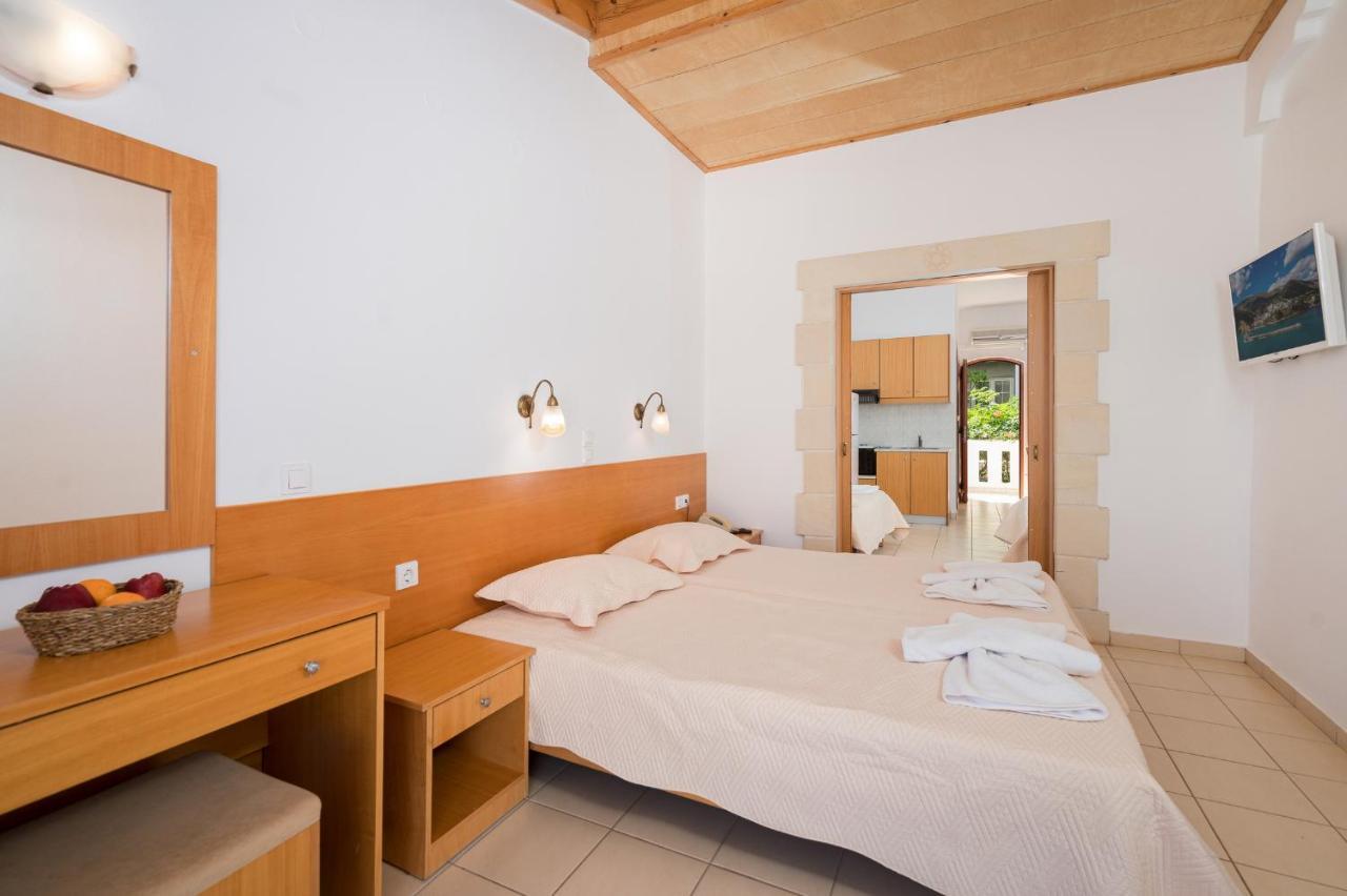 Adonis Hotel Agia Galini  Bagian luar foto